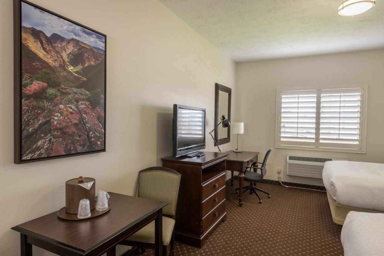 ורנל Landmark Inn And Suites מראה חיצוני תמונה